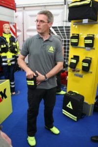 Herr Harms stellt das neue Holster vor