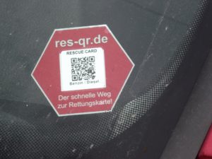 Fahrzeugplakette mit QR-Code zum schnellen Einlesen der ADAC-Rettungskarte via Smartphone
