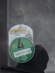 Die Saftey-Bag ist eine Tasche die mittels einer haftenden Oberfläche hinter der Feinstaubplakette oder der Autobahnvignette angebracht werden kann.